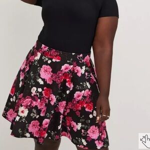 Torrid Black and Pink Floral Mini Scuba Skater Skirt-Size 4x-Like Ne w/pockets